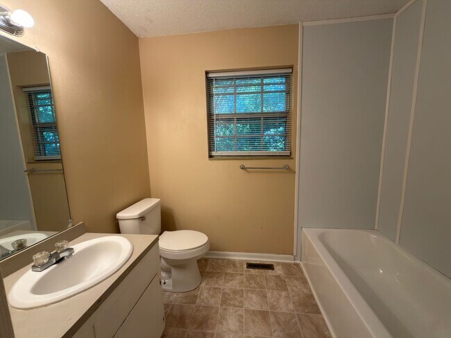 Foto del edificio - 4740 Treemont Cir
