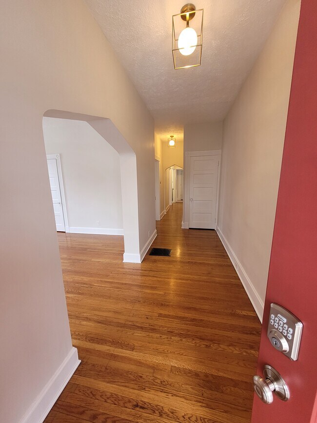 Entrada - 2029 Crown Ave