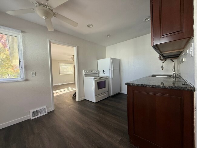 Building Photo - 1344 Pyle Ave