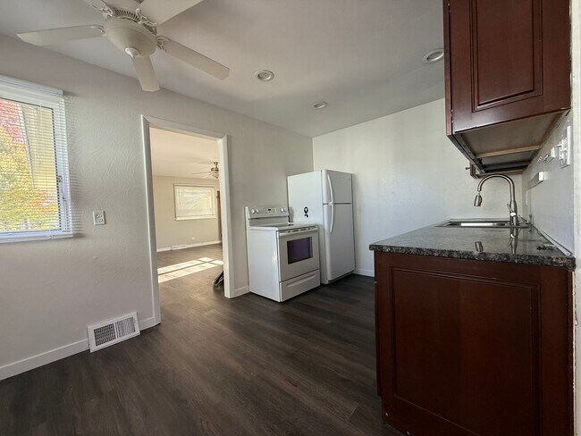 Foto del edificio - 1344 Pyle Ave