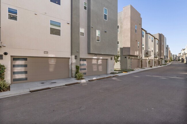 Building Photo - Stunning 3BR Condo in San Diego