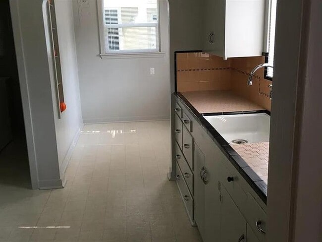Building Photo - Recently updated
