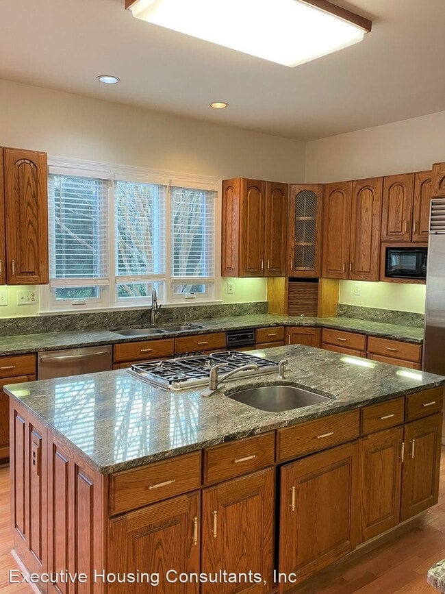 Building Photo - 7 br, 5.5 bath House - 9 Alloway Court