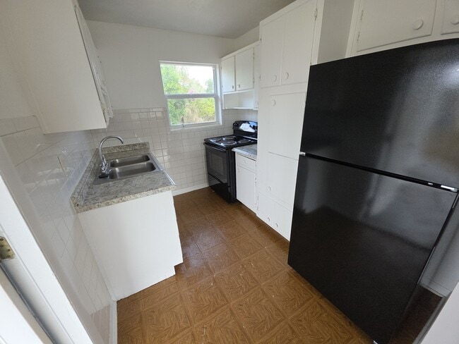 Building Photo - 1044 W Highland Dr