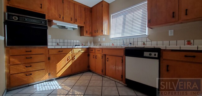 Foto del edificio - 1642 N Russell Ave