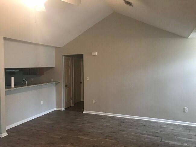 Building Photo - 820 Fairway Lakes Dr