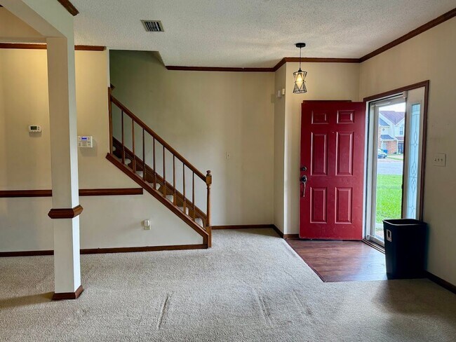 Foto del edificio - Stunning 3-bedroom Townhome in Heart of Vi...