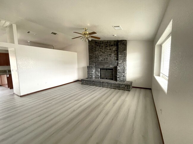 Foto del edificio - Charming Corner Home Located in North Cal ...