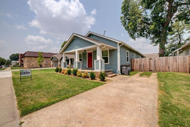 Building Photo - Spacious 3/2 with Front Porch, Fenced Yard...