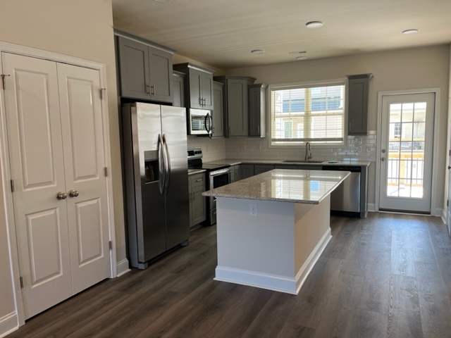 Kitchen - 980 Gateway Commons Cir