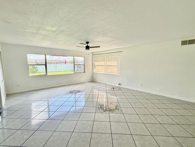 Building Photo - SKY LAKE 3 Bed / 2 Bath