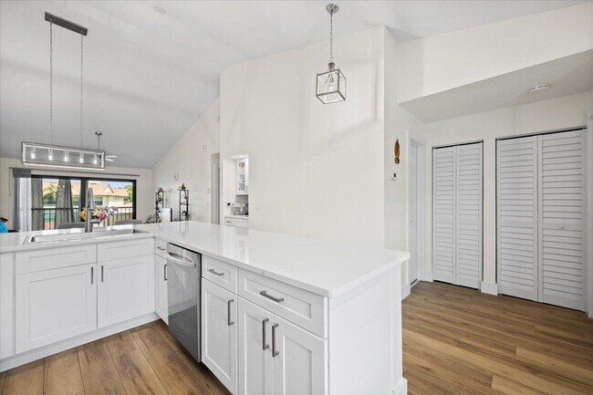 Building Photo - 302 Pinecrest Cir