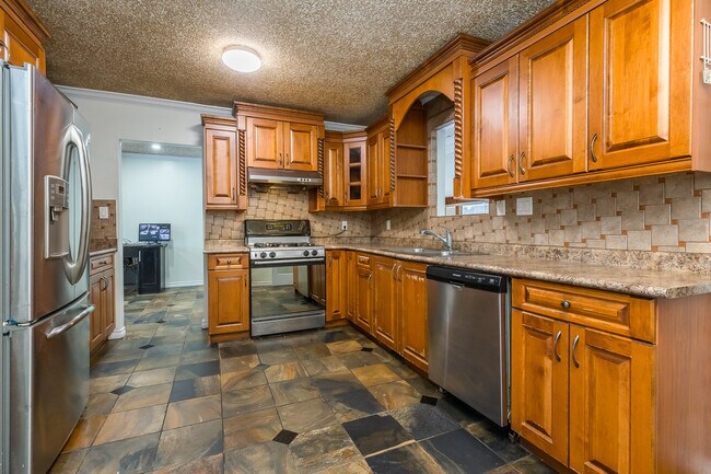Photo du bâtiment - 4 bedroom upper for rent