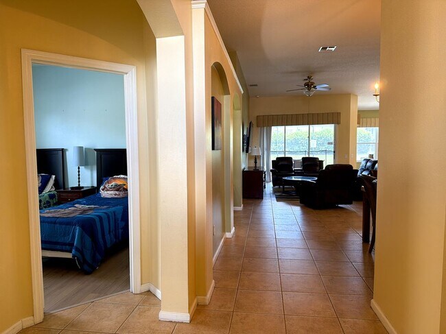 Building Photo - 8127 Fan Palm Way