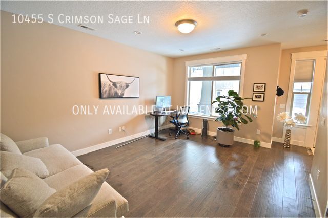 Building Photo - Stunning 4 Bedroom Sandy Townhome! No Depo...