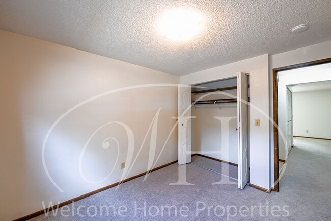Building Photo - Great 2 Bedroom Condo with Storage and Out...