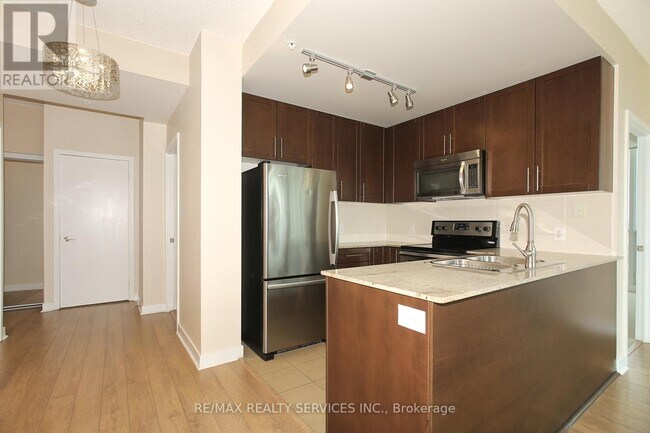 Photo du bâtiment - 3985-3985 Grand Park Dr