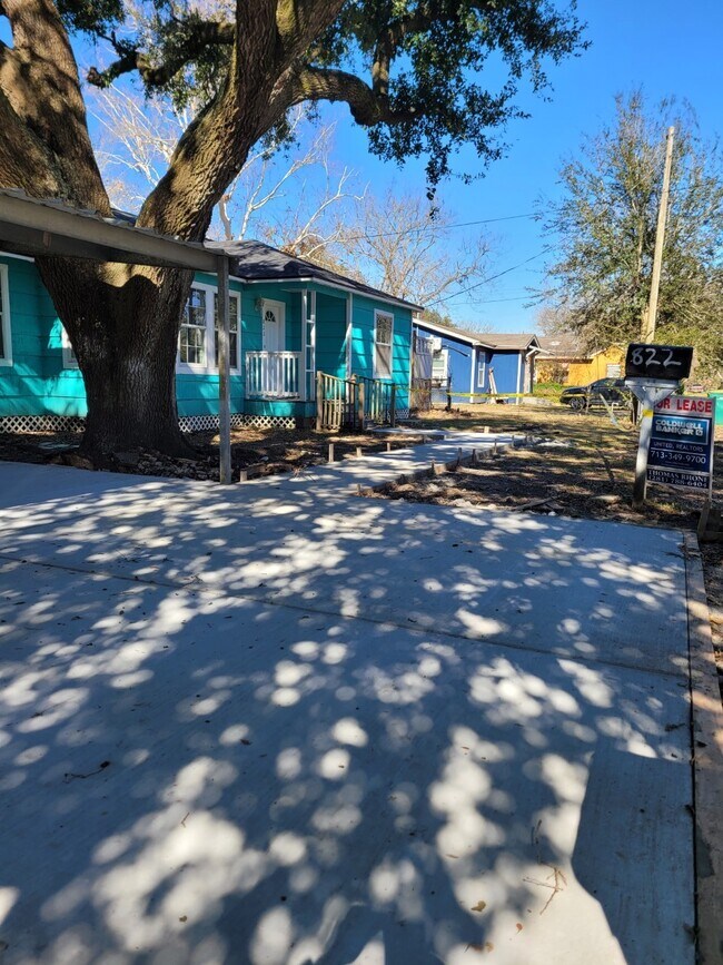 Building Photo - 822 Retama St