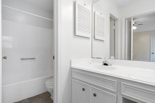 Building Photo - Beautiful 3 bedroom / 2 bath **$300 OFF 1ST MONTH SPECIAL