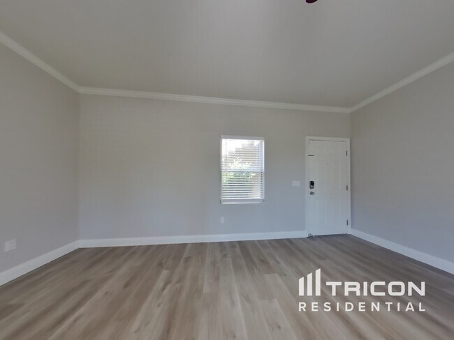 Foto del edificio - 10001 Woodcreek Oaks Blvd