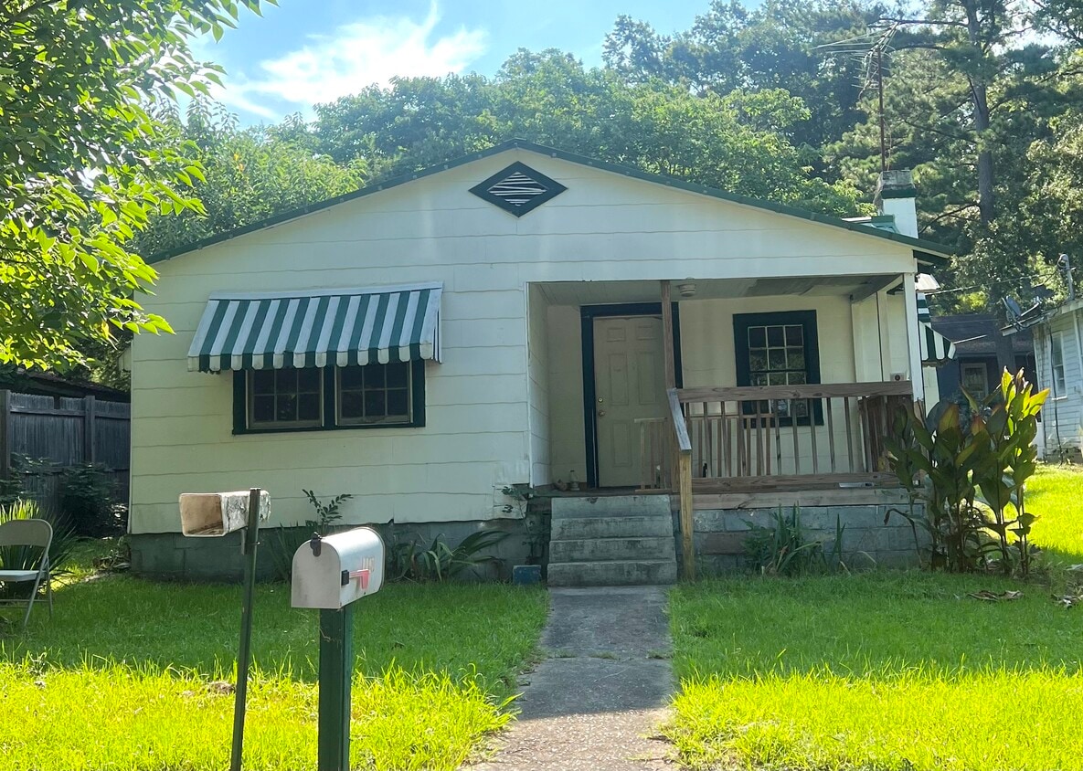 Primary Photo - 1027 S Leighton Ave