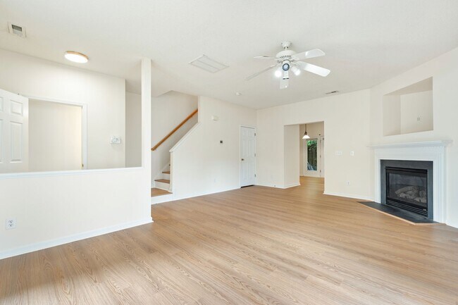 Building Photo - Recently updated end-unit townhome in Nort...