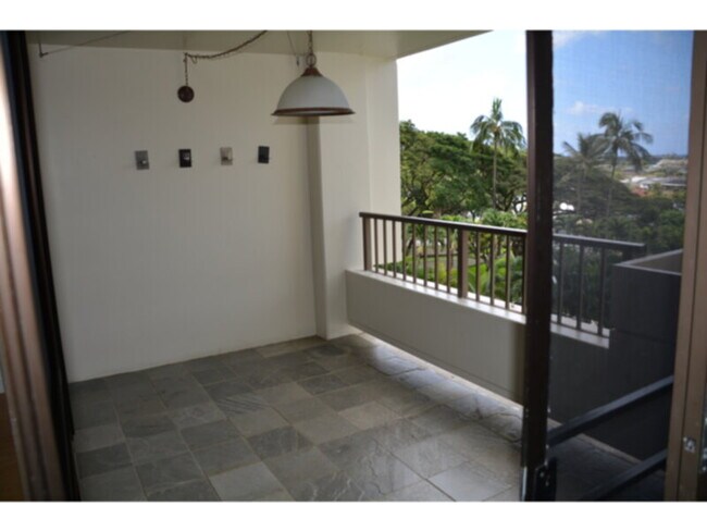 Building Photo - Heritage House Immaculate 2/2/2