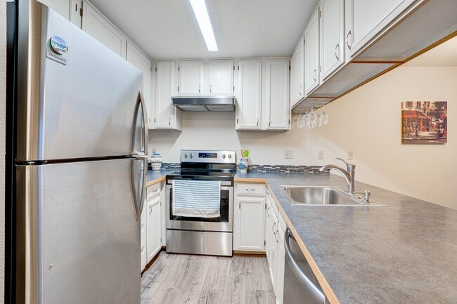 Building Photo - Natural Light Filled 2bd/2bth Loft Condo in Crown Hill, $2,550/mo.