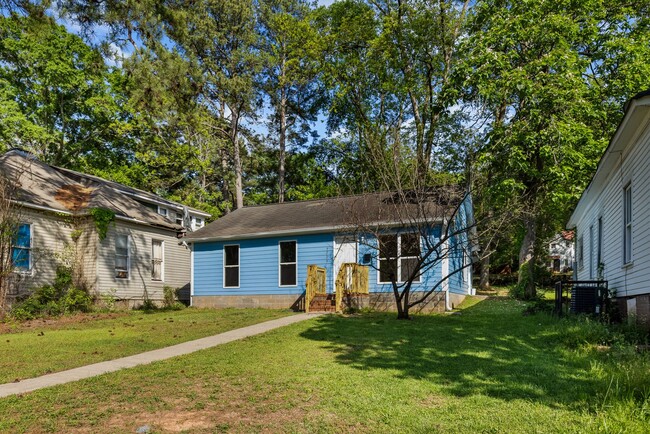 Building Photo - Beautifully Renovated 3 Bedroom 2 Bath Hom...