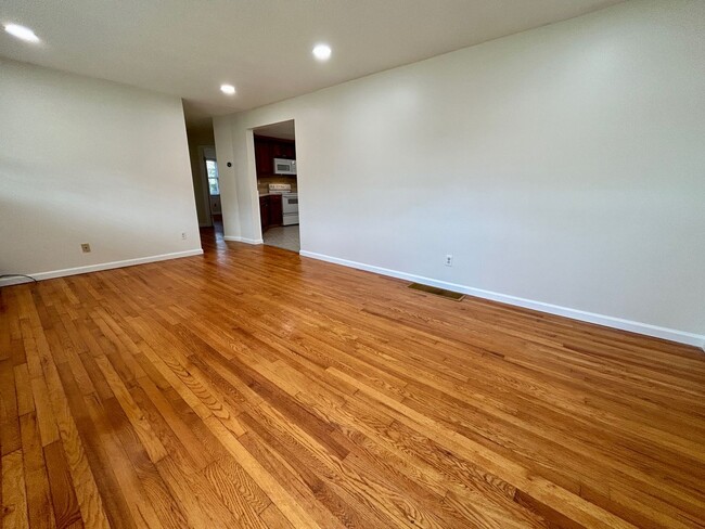 Building Photo - Weaverville - Clean and Tidy! Home Office,...