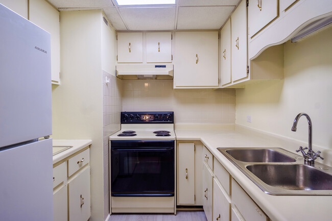 Building Photo - 3849 N Parkway Dr