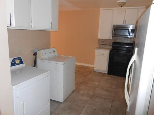 Foto del edificio - Spacious 2 story Townhouse with Community Pool