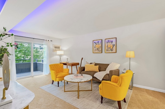 Building Photo - Bellevue Square Ground Floor 2 Bedroom Condo with a deck