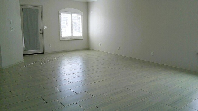 Building Photo - Immaculate Single Level Northeast Home With Refrigerated Air Located In Quiet Neighborhood