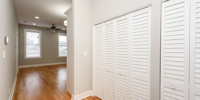 Building Photo - Recently Rehabbed, Top Floor 2bd/2bth Avail 5/20