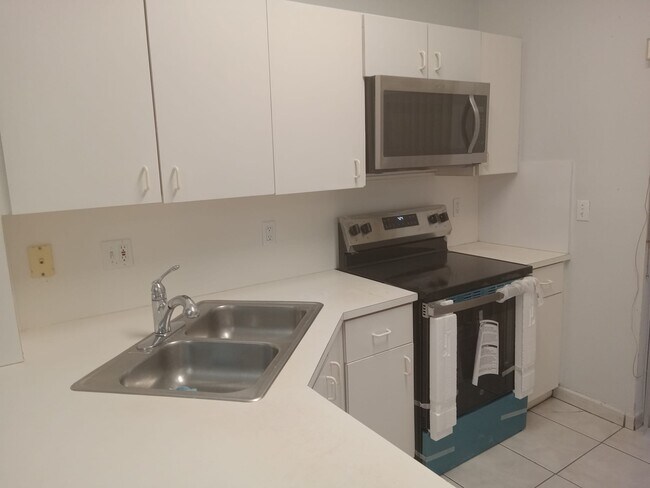 Building Photo - 2589 W 76th St
