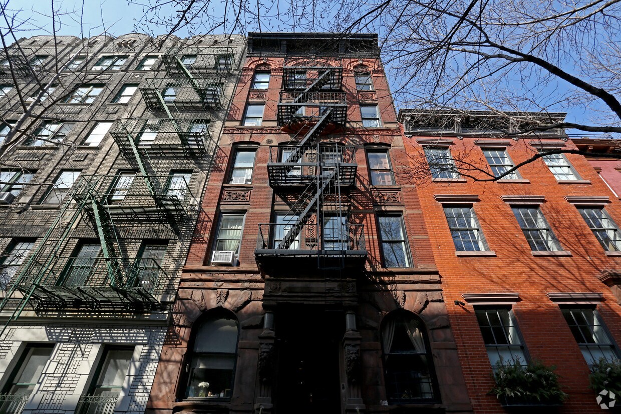 Building Photo - 31 Bank St