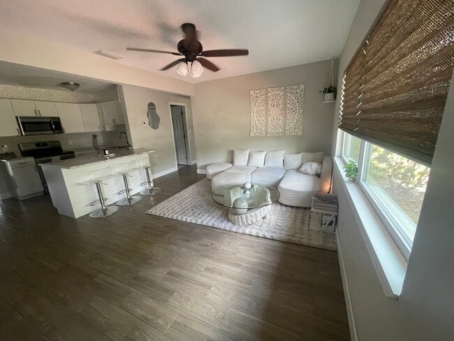 Living room - 5679 Kelly Dr N