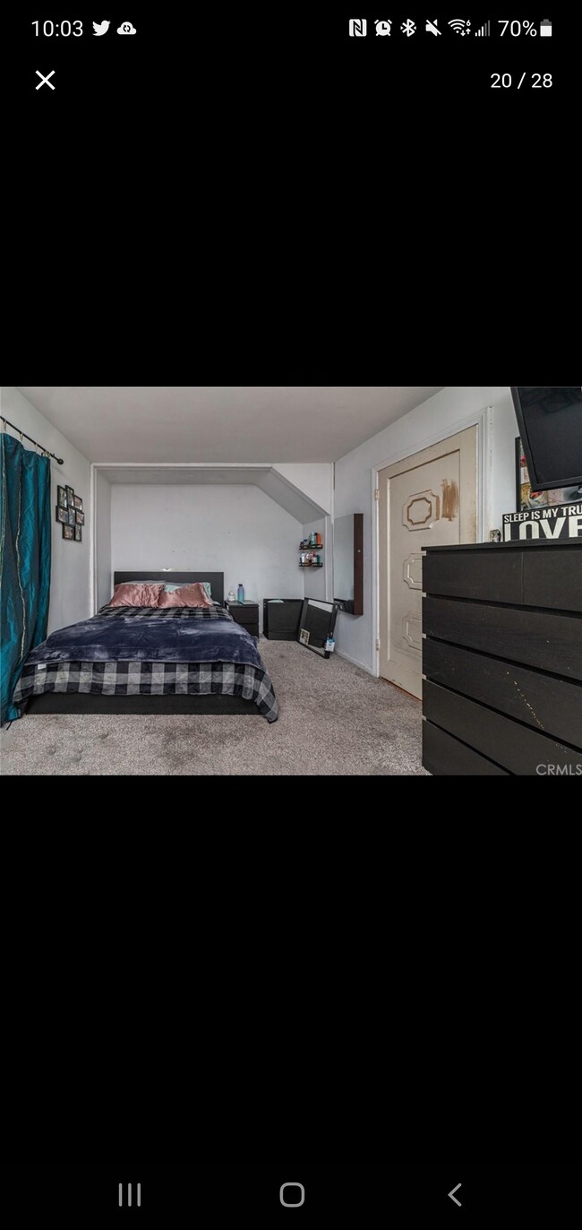 Large upstairs bedroom - 5005 Acacia St