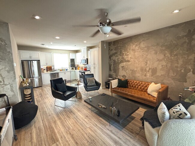 Foto del edificio - Stylish, Modern Townhome with Designer Tou...