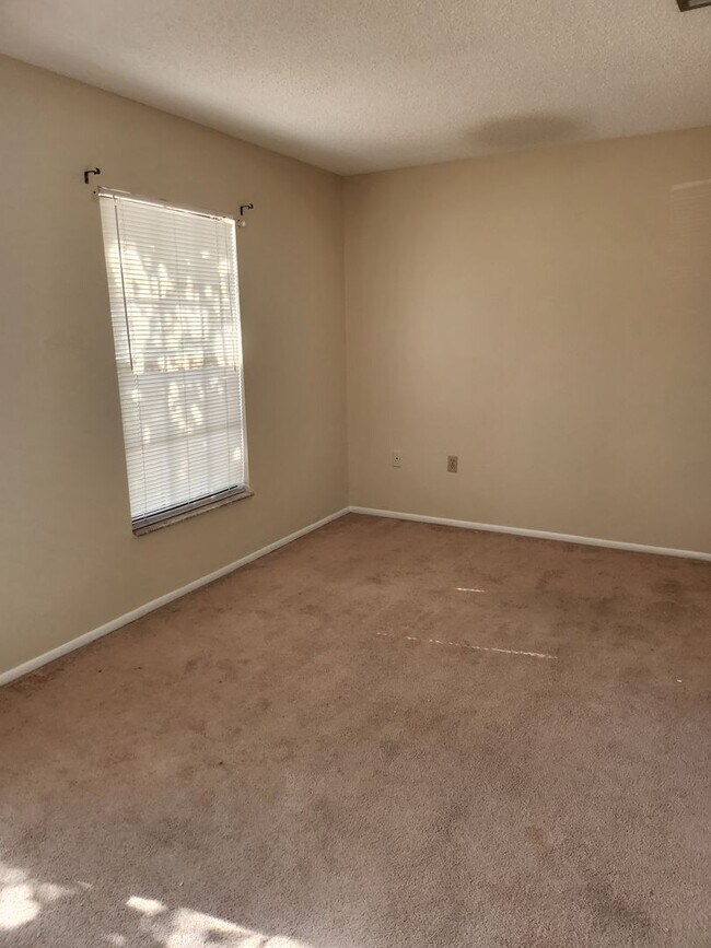 Foto del edificio - Cozy and Roomy! Nice corner lot home 2 Bedrooms 2 Baths with 1 car garage and huge backyard. Pets...