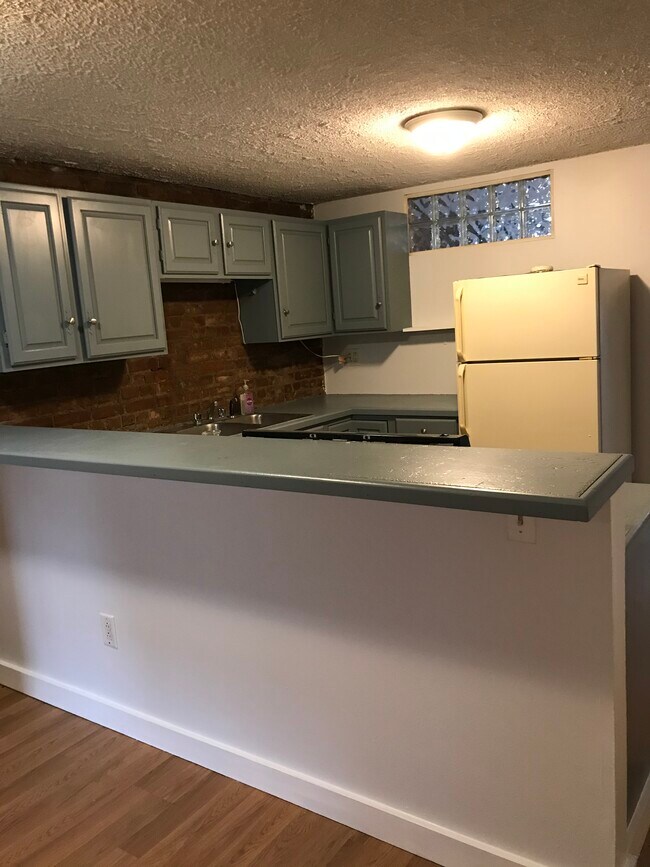 Breakfast bar - 391 Madison Ave