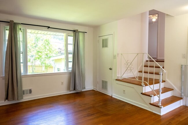 Building Photo - Charming Split-Level Home with Bright Inte...