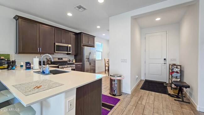 Foto del edificio - 16839 W Evergreen Rd