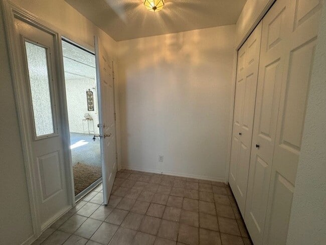 Building Photo - 2BR 2BA River View Bluffs Condo gated With...