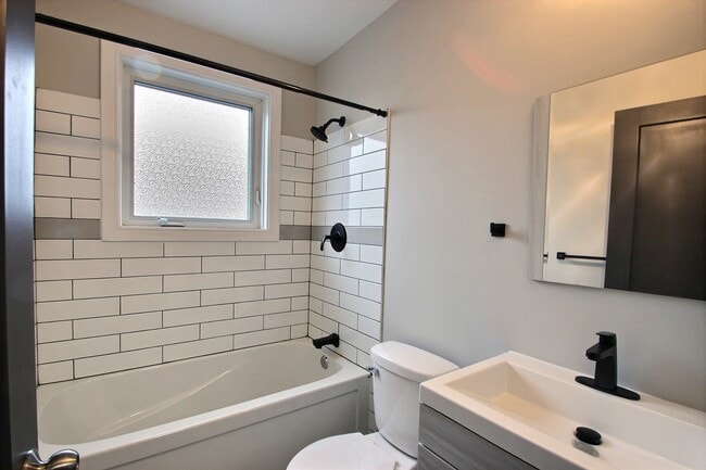 Building Photo - 20 waverleyUnit 9
