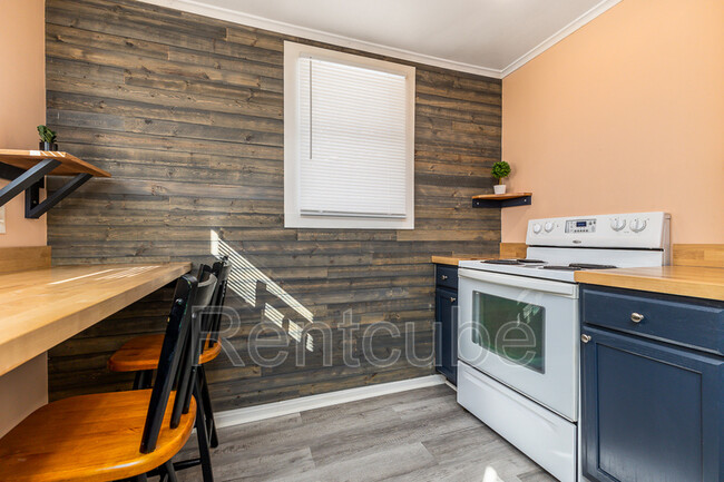 Building Photo - 647 Louella Ln