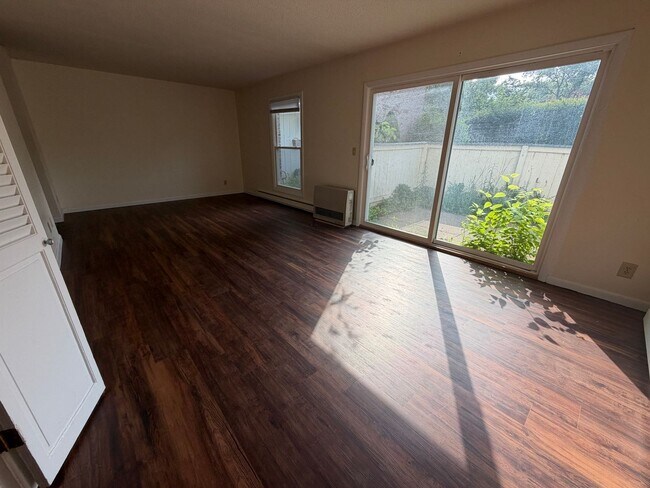 Foto del edificio - 2BD/1.5BA Beautiful Townhome - Right Near Oakledge Park!