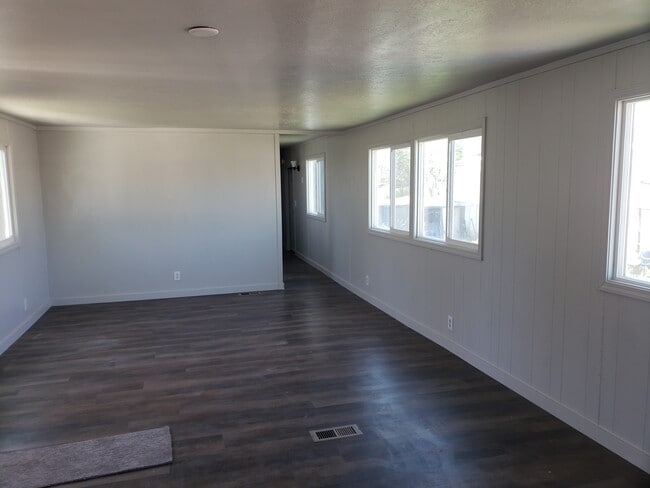 Building Photo - 121 Teakwood St