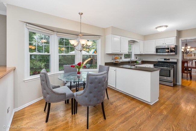 Foto del edificio - 5 bedroom in Naperville IL 60540